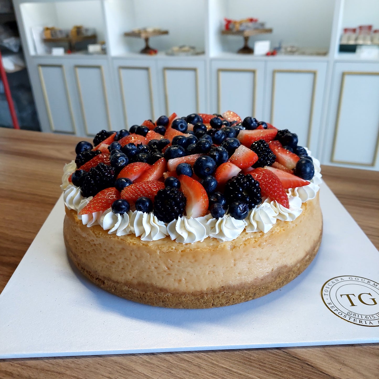 Cheesecake Tradicional con frutas.