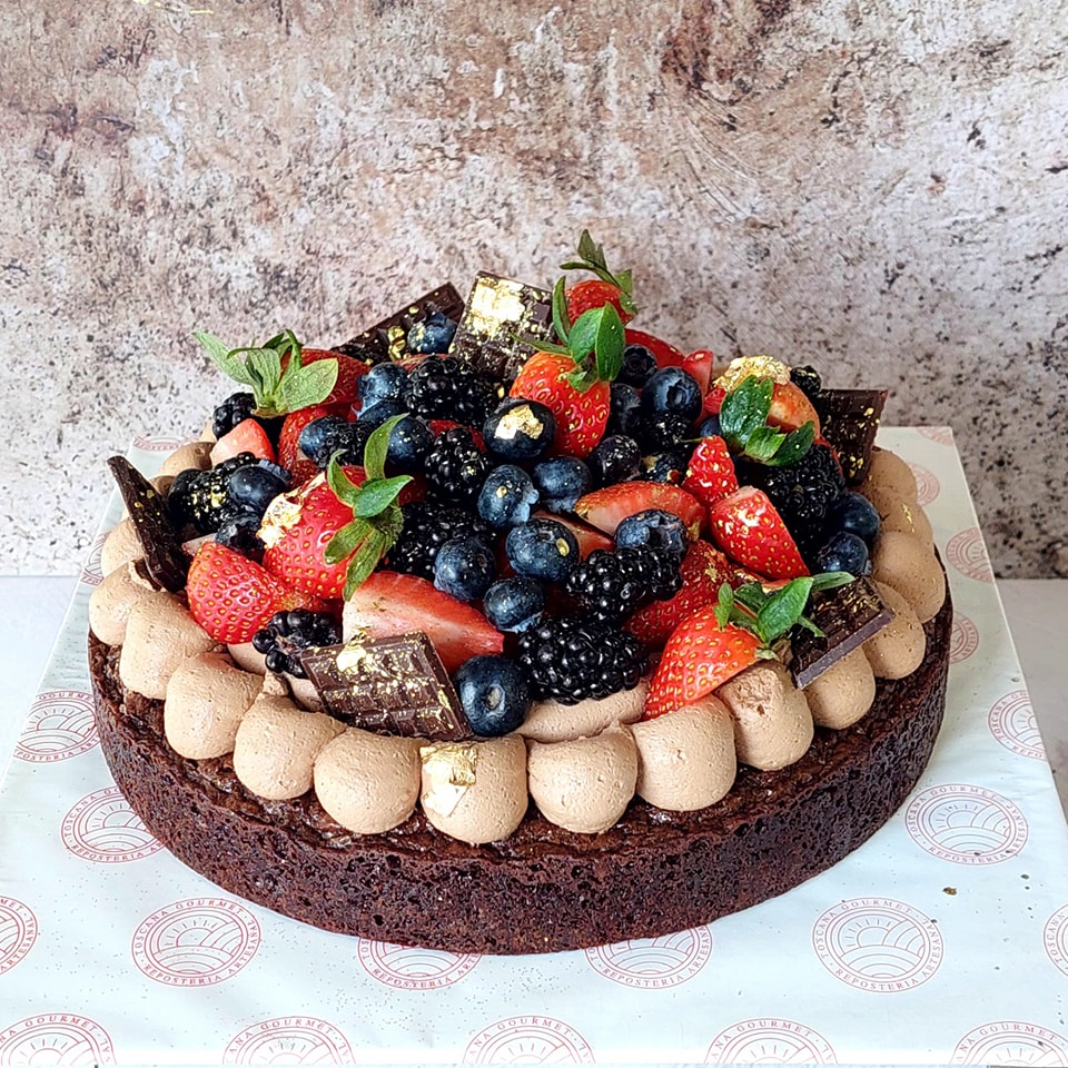 Brownie con frutos rojos.